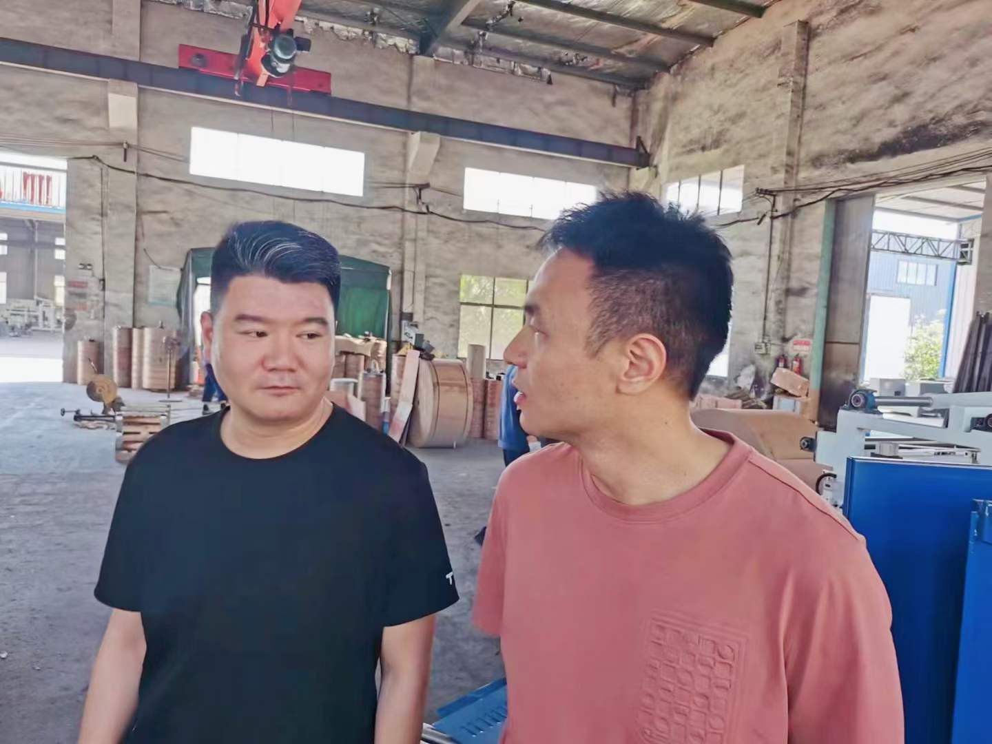 熱烈歡迎西工大趙盼博士后、教授帶領(lǐng)科研團(tuán)隊(duì)到上高縣雙新紙桶設(shè)備有限公司考察，雙方就全自動(dòng)鐵箍紙桶設(shè)備流水線(xiàn)的研發(fā)達(dá)成了初步的意向。